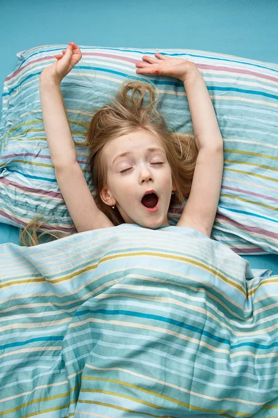 Niña de 5 años con el pelo largo y rubio sonriendo mientras duerme — Foto de Stock