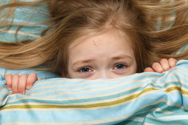 Niña de 5 años con el pelo largo y rubio asustada en el sueño y despertada — Foto de Stock