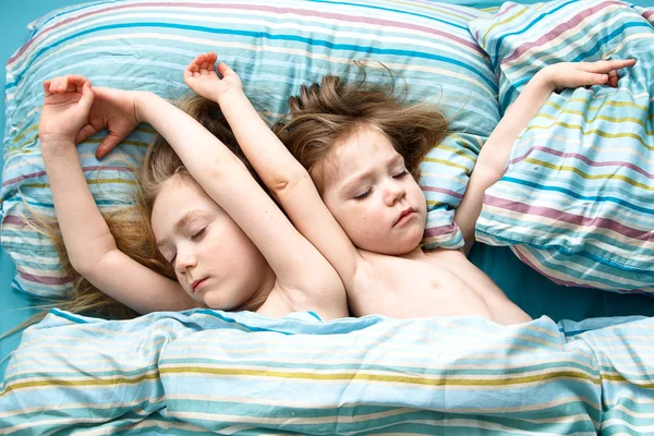 Dua saudari tidur nyenyak sambil berpegangan tangan. — Stok Foto