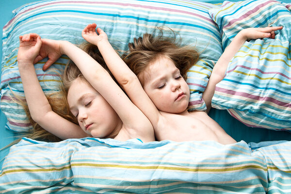 Dos hermanas dulce sueño cogidas de la mano — Foto de Stock
