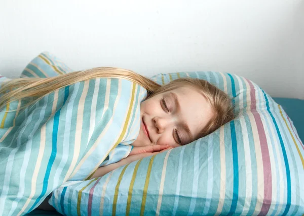 Niña de 5 años con el pelo largo y rubio sonriendo mientras duerme — Foto de Stock