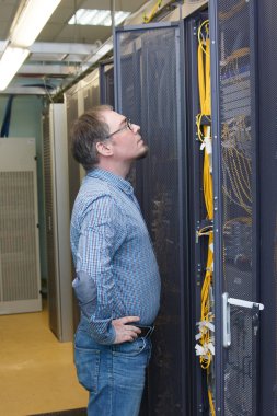 Veri merkezinde mühendisi