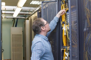 Veri merkezinde mühendisi