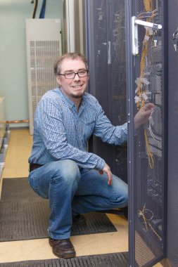 Veri merkezinde mühendisi