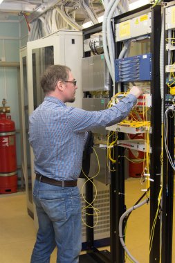 Veri merkezindeki optik Sınayıcısı ile mühendis