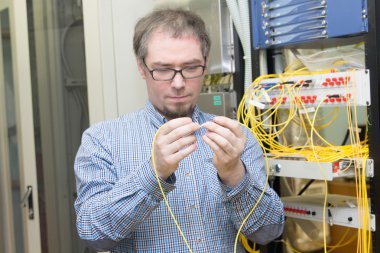 Veri merkezinde mühendisi