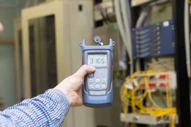 Veri merkezlerinde optik test cihazı