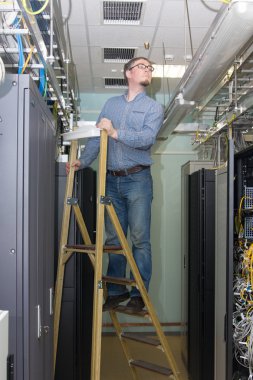 Veri merkezinde mühendisi