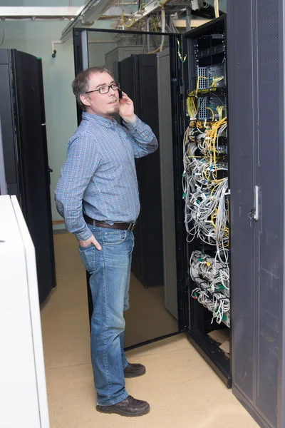 Инженер в центре обработки данных — стоковое фото