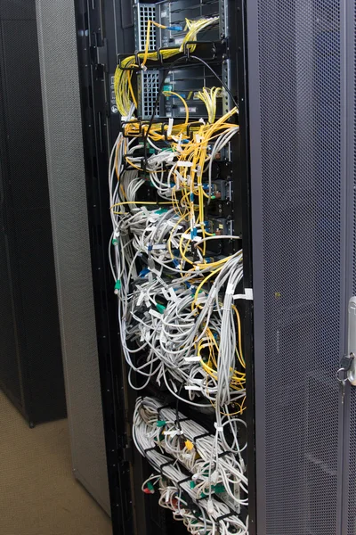 Серверная стойка в центре обработки данных — стоковое фото