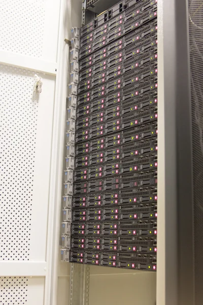 Серверная стойка в центре обработки данных — стоковое фото
