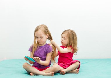 Küçük çocuk alarak selfie