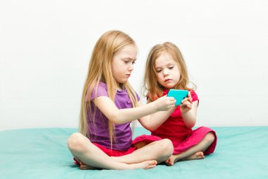 Küçük çocuk alarak selfie