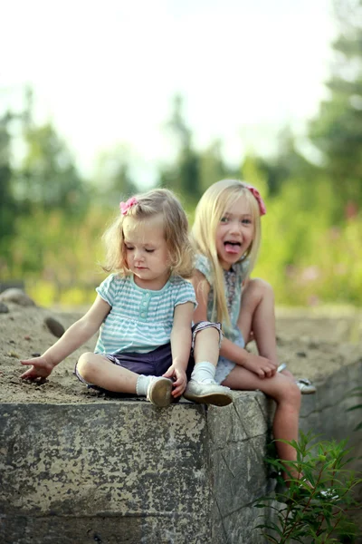 Twee kleine grappige meisjes — Stockfoto