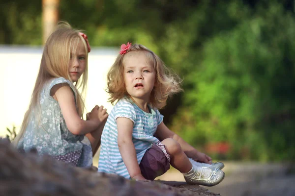 Dwie dziewczynki śmieszne — Zdjęcie stockowe