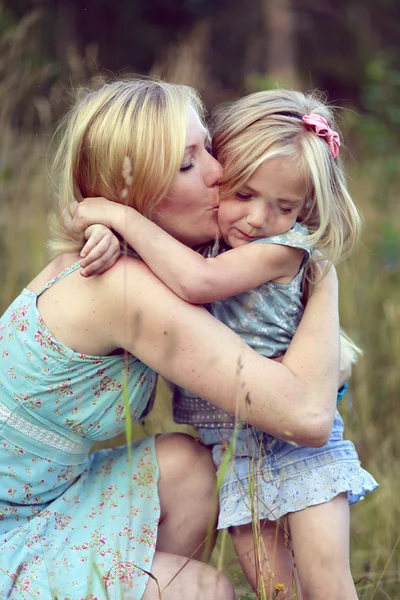 Bonita niña abrazando a mamá — Foto de Stock