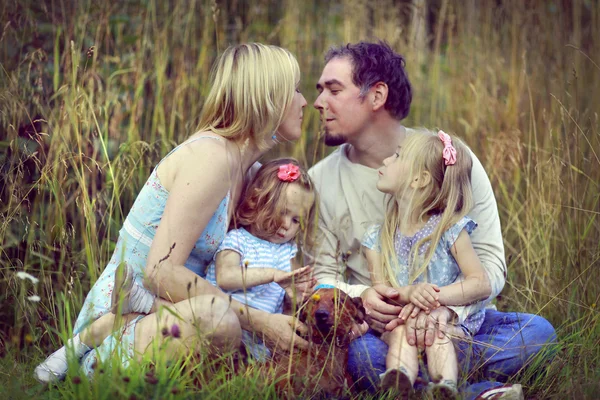 Felizmente abrazando a la familia — Foto de Stock