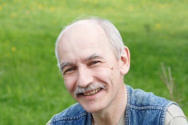 Güleryüzlü kıdemli 50'in üzerinde