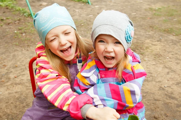 Meninas rindo no Parque Infantil — Fotografia de Stock