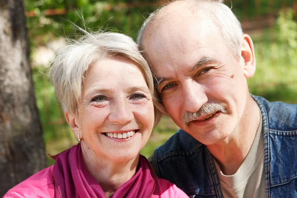 Parkta gülümseyen yaşlılar