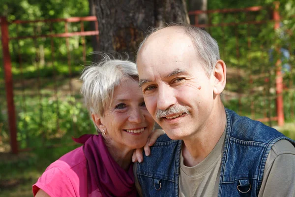 Parkta gülümseyen yaşlılar