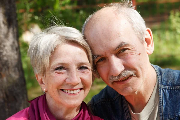 Parkta gülümseyen yaşlılar