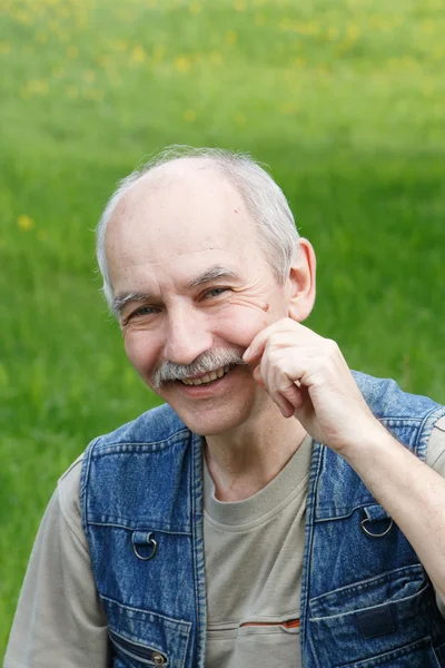 Güleryüzlü kıdemli 50'in üzerinde