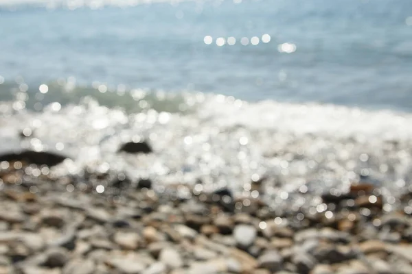 자갈들로 바다에 파도가 해변으로 밀려오다 — 스톡 사진