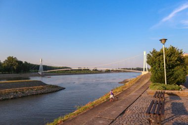 Osijek / Hırvatistan-25 Haziran 20018: Hırvatistan 'ın Osijek kentindeki Drava nehri üzerindeki meşhur asılmış yaya köprüsü