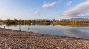 Zagreb / Hırvatistan-Ekim 2020: Zagreb kentindeki Jarun gölünün kıyısında gün batımının tadını çıkaran çocuklar