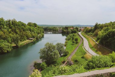 Hırvatistan 'ın Karlovac kenti yakınlarındaki sık orman ve güzel turizm beldesi gibi yeşil renkli Kupa nehri