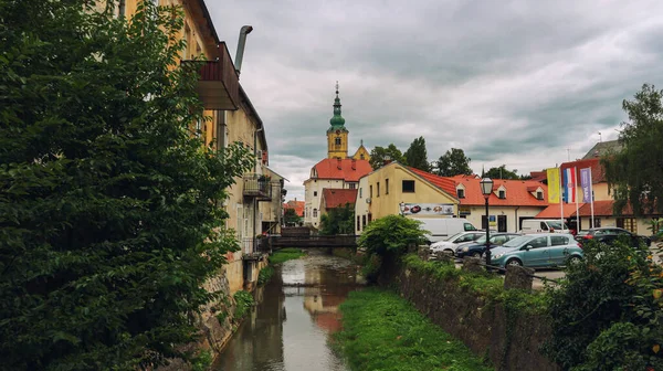 Samobor, Hırvatistan-13 Ağustos 2019: Samobor 'un küçük turistik kasabası ve eski evler boyunca uzanan Gradna deresi üzerinde fırtına bulutları toplanıyor                     