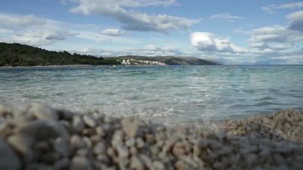 Όμορφες Μικρές Αφυπνίσεις Στην Βοτσαλωτή Ακτή Του Νησιού Ciovo Στην — Αρχείο Βίντεο