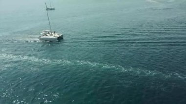 Hırvatistan 'ın Dalmaçya bölgesindeki küçük bir balıkçı kasabası olan Rogoznica kıyılarında yavaşça süzülen güzel katamaran yelkenli teknesi, denizcilik turizmi ve büyük av balıkçılığıyla ünlüdür.