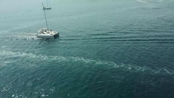 Kapal Layar Katamaran Yang Indah Meluncur Dengan Lembut Permukaan Laut — Stok Video
