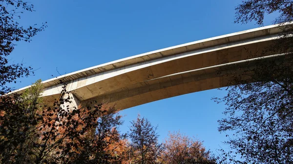 Overpass Autostrada Che Attraversa Canyon Kamacnik Torreggiante Alto Sopra Meravigliosa — Foto Stock