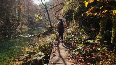 Sonbahar mevsiminde Hırvat dağlarında Mirna Nehri 'ni izleyen Kamacnik Kanyonu' nun muhteşem dağ yolunda yürüyen yürüyüşçüler