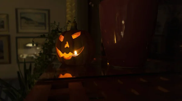 Estátua Abóbora Decorativa Halloween Com Vela Acesa Brilhando Escuro Prateleira — Fotografia de Stock