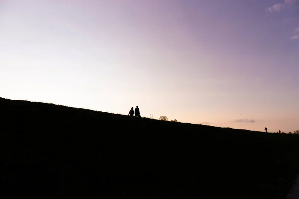 Die Silhouette Der Menschen Die Von Der Sonnenuntergangssonne Beim Spazierengehen — Stockfoto