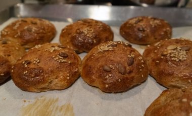 Taze, kabuklu simitler, ev yapımı susamlı ve tuzlu kabak çekirdekli, fırından alınmış.