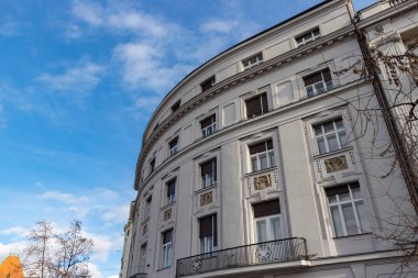 Zagreb. Hırvatistan-1 Ocak 2021: Zagreb 'in aşağısındaki güzel, yuvarlak bina, camları süslenmiş.