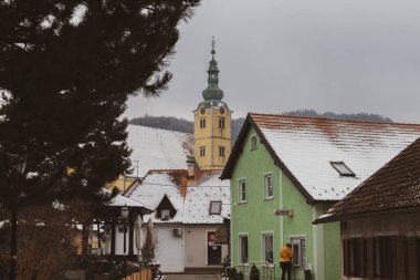 Samobor, Hırvatistan-17 Ocak 2021: Hırvatistan 'ın küçük Samobor kentindeki eski ev ve kiliselerin çatıları karla kaplandı