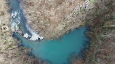 Güzel Slunjcica dağı nehir pınarı, Slunj ormanının derinliklerinde, Hırvatistan 'ın nehirleri ve şelaleleriyle ünlü küçük bir yer.