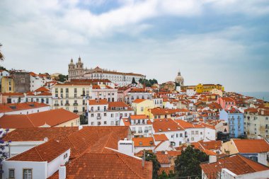 Lisabon / Portekiz-31 Mayıs 2017: Eski şehir merkezinin muhteşem Lizbon manzarası körfeze bakan tepeleri kaplayan sayısız kırmızı çatıları olan eski evler