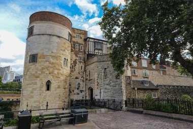 Londra, İngiltere - 9 Ağustos 2018: Ünlü Tower Hill ve Londra Kulesi, Majestelerinin taş sarayı, şehirdeki sayısız dünya mirası alanlarından biri.