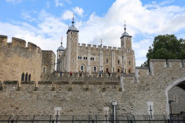 Londra, İngiltere - 9 Ağustos 2018: Ünlü Tower Hill ve Londra Kulesi, Majestelerinin taş sarayı, şehirdeki sayısız dünya mirası alanlarından biri.