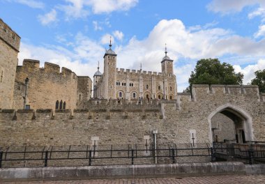 Londra, İngiltere - 9 Ağustos 2018: Londra Kulesi 'nin dünya mirası alanı, Thames nehri kıyısındaki güzel taş kale