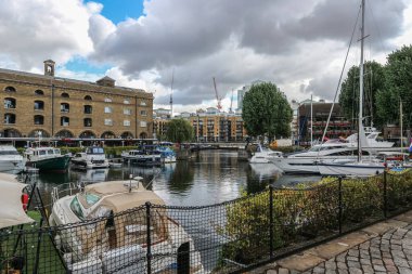 Londra, İngiltere - 9 Ağustos 2018: St. Katharine Limanı, Londra 'nın sakin limanında Thames nehri kıyısında demirlemiş gemilerle harika bir yer.