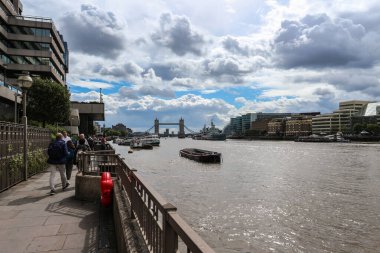 Londra, İngiltere - 10 Ağustos 2018: Güzel Londra şehri Thames nehri kıyısı, uzaktaki Tower Bridge gibi İngiltere 'nin en bilinen yerlerinden bazılarının manzarası