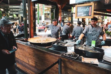 Londra, İngiltere - 11 Ağustos 2018: Londra Borough pazarında yemek hazırlayan aşçılık ekibi